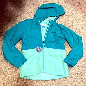 New Columbia Girls Rain Jacket with pockets and elastic cuffs.